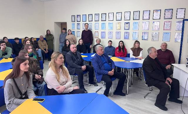 Студенти та викладачі на зустрічі